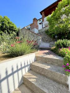 eine Treppe vor einem Haus mit Blumen in der Unterkunft Casa Vecchia Holiday Home Rab in Rab