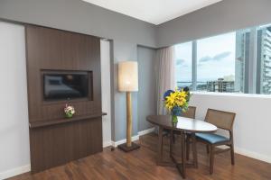 Uma TV ou centro de entretenimento em Golden Tulip Porto Vitória