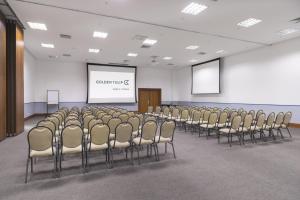 Área de negócios e/ou sala de conferências em Golden Tulip Porto Vitória
