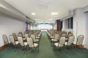 Área de negócios e/ou sala de conferências em Golden Tulip Porto Vitória