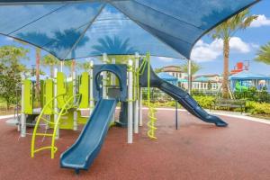 um parque infantil num parque com escorrega em Luxury 5BD/5BH Home With Pool/BBQ Disney Universal em Kissimmee