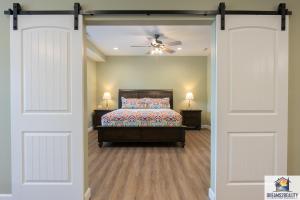NEW BUILD - Luxury 3BR Walk-In with Resort Amenities - FREE TICKETS INCLUDED - FHG-107 객실 침대