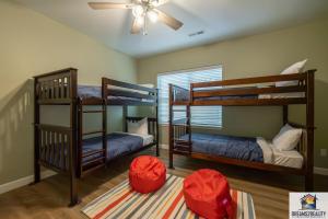 NEW BUILD - Luxury 3BR Walk-In with Resort Amenities - FREE TICKETS INCLUDED - FHG-107 객실 침대
