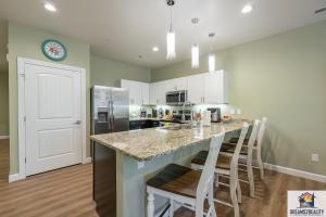 NEW BUILD - Luxury 3BR Walk-In with Resort Amenities - FREE TICKETS INCLUDED - FHG-107 주방 또는 간이 주방