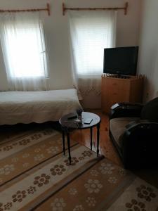 Sala de estar con cama y mesa de centro en Pasa doga villa en Kumluca