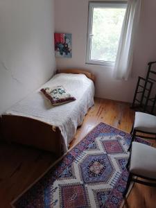 a bedroom with a bed with a rug and a window at Pasa doga villa in Kumluca