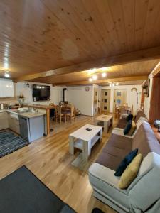 ein großes Wohnzimmer mit einem Sofa und einer Küche in der Unterkunft Chata u Michala- neakceptujeme mladé partie in Terchová