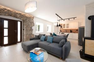 a living room with a couch and a kitchen at Casa Fiumana Laura in Rijeka