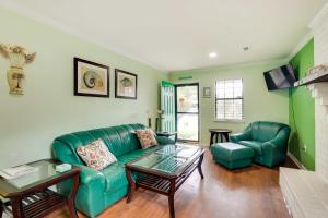 sala de estar con sofá verde y mesa en Vibrant North Charleston Duplex Near Airport!, en Charleston