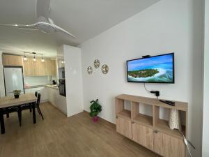 アロナにあるCasa Melinaの白い壁のリビングルーム(テレビ付)