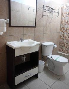 Um banheiro em Hotel El Huacachinero