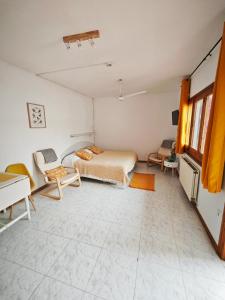 1 dormitorio con 1 cama y sala de estar en El Penell Estudi Garbí, en Vilamaniscle