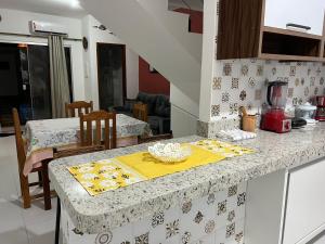 un bancone della cucina con un tovagliolo giallo di Lindo Apê em Coroa Vermelha BA a Santa Cruz Cabrália