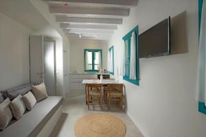 A television and/or entertainment centre at Poseidon Hotel