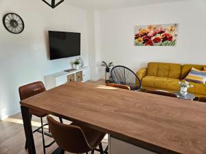 ein Wohnzimmer mit einem Tisch und einem Sofa in der Unterkunft Svalinn in Belišće