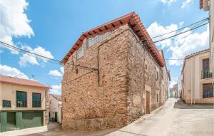 um antigo edifício de tijolos numa rua em Nice Home In Saucelle With Indoor Swimming Pool And 2 Bedrooms em Saucelle