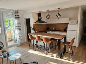 eine Küche mit einem großen Holztisch und Stühlen in der Unterkunft Svalinn in Belišće