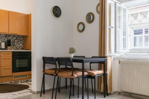 eine Küche mit einem schwarzen Tisch und Stühlen in der Unterkunft Stunning Apartment - Ideal for 3 people in Wien