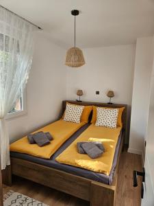 Tempat tidur dalam kamar di Svalinn