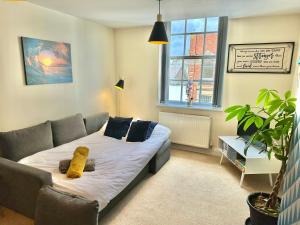 Ένα ή περισσότερα κρεβάτια σε δωμάτιο στο A Stylish Retreat - Super King Bed - Heart Of Town Centre - 5 mins Stroll to Beach