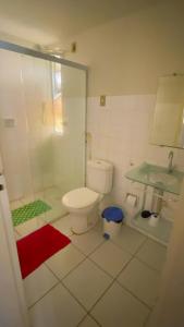 uma casa de banho com um chuveiro, um WC e um lavatório. em Jatiuca 2 em Maceió