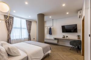 Dormitorio con cama, escritorio y TV en Luxury rooms Bolero en Split