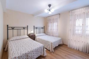 Kama o mga kama sa kuwarto sa Belmonte, apartamento en Ribadesella