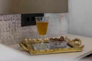 - une boisson sur un plateau d'or avec un bol de balles dans l'établissement Luxury rooms Bolero, à Split