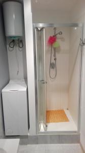 La salle de bains est pourvue d'une douche avec une porte en verre. dans l'établissement Loft Del Cuore, à Modica