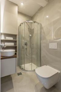 y baño con ducha, aseo y lavamanos. en Luxury rooms Bolero en Split