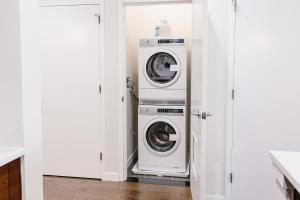une buanderie avec deux laveuses et sécheuses dans l'établissement Kislak 304 Chic Studio in the Heart of Downtown, à Newark 8 autres photos
