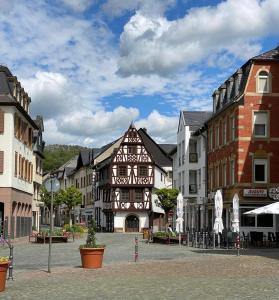 a group of buildings in a town with a sky at Ferienwohnung zur Trübenbach in Kirn