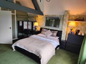 Een bed of bedden in een kamer bij Mackworth House Farm