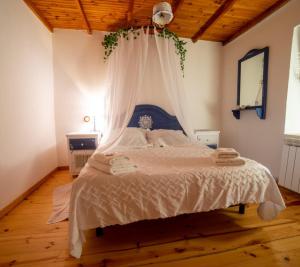 1 dormitorio con 1 cama grande con dosel en Casa Rural La Lar, en Otero de Bodas