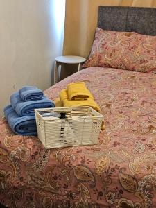 曼徹斯特的住宿－Axel Rooms 3，一张带毛巾的床和一个篮子