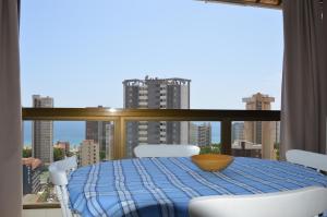 stół jadalny z widokiem na miasto w obiekcie GEMELOS2 Loysan apt. with pool w mieście Benidorm