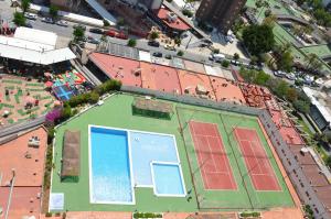 Tenis lub squash w obiekcie GEMELOS2 Loysan apt. with pool lub w pobliżu