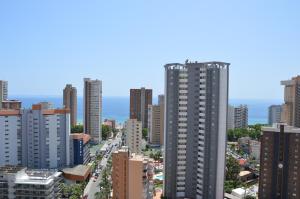 widok miasta z lotu ptaka z wysokimi budynkami w obiekcie GEMELOS2 Loysan apt. with pool w mieście Benidorm