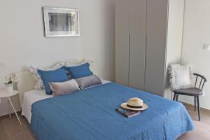 a bedroom with a blue bed with a hat on it at Apartment Limoni in Sutivan