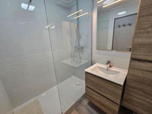 biała łazienka z prysznicem i umywalką w obiekcie Petit paradis classé 3 étoiles à 200m de la plage! Terrasse-Wifi-Parking-clim w mieście Saint-Mandrier-sur-Mer +37 zdjęć