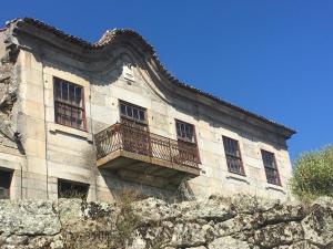 - un bâtiment avec un balcon sur le côté dans l'établissement AL Miradouro do Outeiro, à Guarda