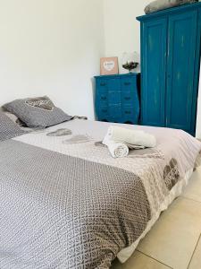 1 dormitorio con 1 cama y vestidor azul en Michelangelo, en Borgo