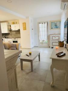 ein Wohnzimmer mit einem Sofa und einem Tisch in der Unterkunft Michelangelo in Borgo