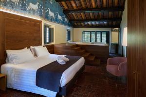 um quarto de hotel com uma cama e uma banheira em La Loggia Historic Resort em Gradara