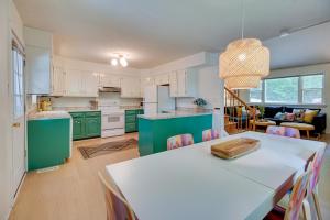 een keuken met groene kasten en een witte tafel met stoelen bij Maryland Vacation Rental with Private Pool and Dock in Dowell