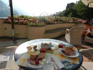 una mesa con dos platos de comida. en Luxury Suite Royal Positano, en Positano