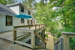 una terrazza in legno con ombrellone su una casa di Maryland Vacation Rental with Private Pool and Dock a Dowell