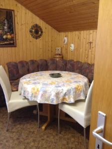 einen Tisch und ein Sofa mit Tisch und Stühlen in der Unterkunft Staldenried Ferienwohnung in Staldenried