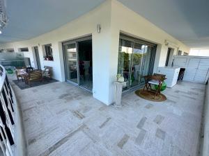 Ban công/sân hiên tại Charmant appartement 2P, piscine & tennis, proche plage & Monaco +2 ảnh