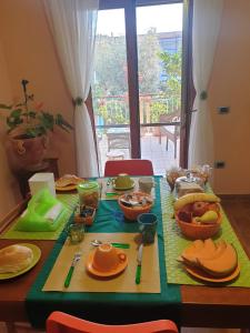 索倫托的住宿－b&b Sorrento Garden，一张桌子,上面有食物,还有桌布